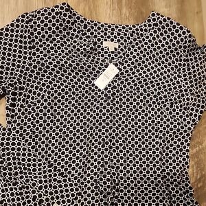 Black and White Fitted Blouse with Scoop Neck and Short Sleeves